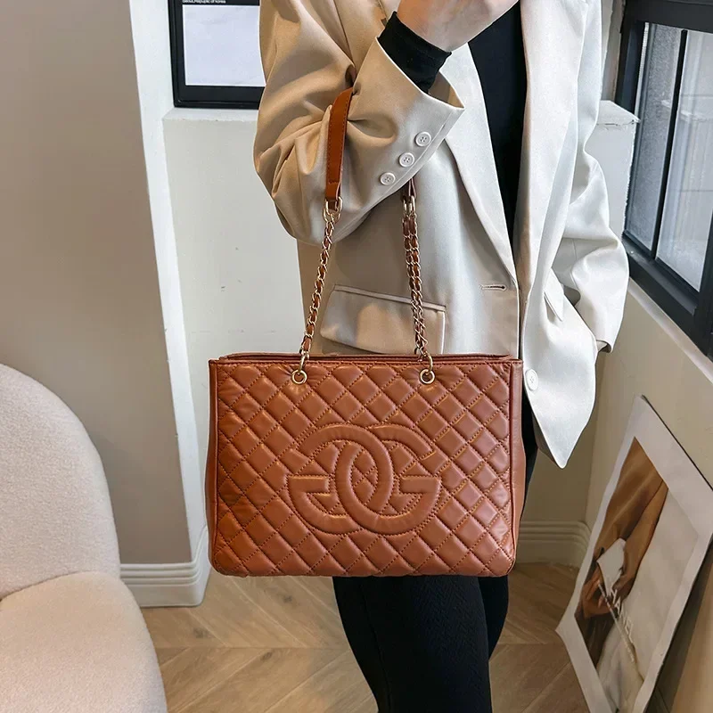 Simple High-End Minimalist Leather Bag Elegant Vintage Design For Women With Solid Color And Paris Show
Simple High-End Minimalist Leather Bag Elegant Vintage Design For Women With Solid Color And Paris Show