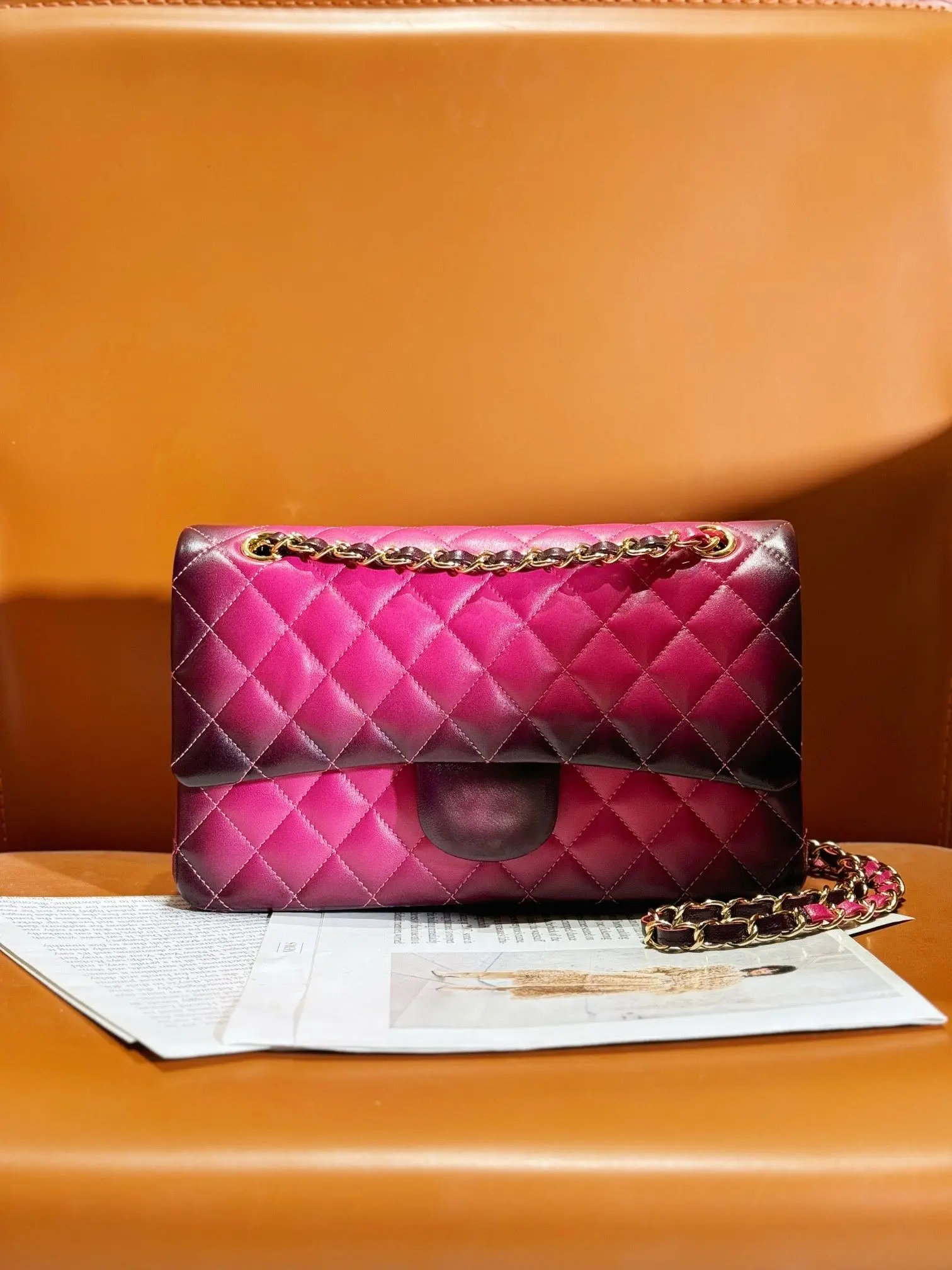 Genuine leather shoulder bag, an elegant quilted genuine leather shoulder bag with a chain strap, women's handbag.
Genuine leather shoulder bag, an elegant quilted genuine leather shoulder bag with a chain strap, women's handbag.