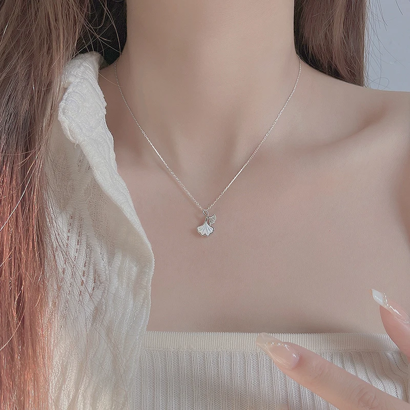 Foot silver ginkgo biloba necklace girls light luxury high niche design sense collarbone chain
Foot silver ginkgo biloba necklace girls light luxury high niche design sense collarbone chain