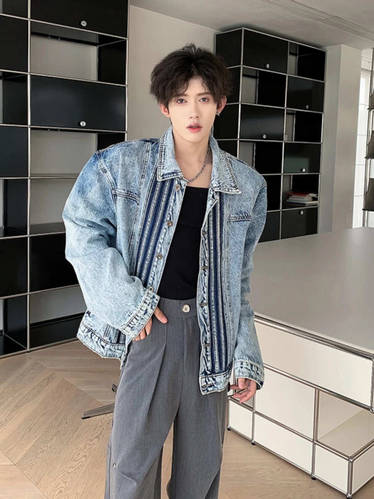 Мужская синяя джинсовая куртка в стиле ретро в американском стиле, верхняя одежда High Street Cool Sle, осенняя модная верхняя одежда, повседневная свободная посадка
Мужская синяя джинсовая куртка в стиле ретро в американском стиле, верхняя одежда High Street Cool Sle, осенняя модная верхняя одежда, повседневная свободная посадка