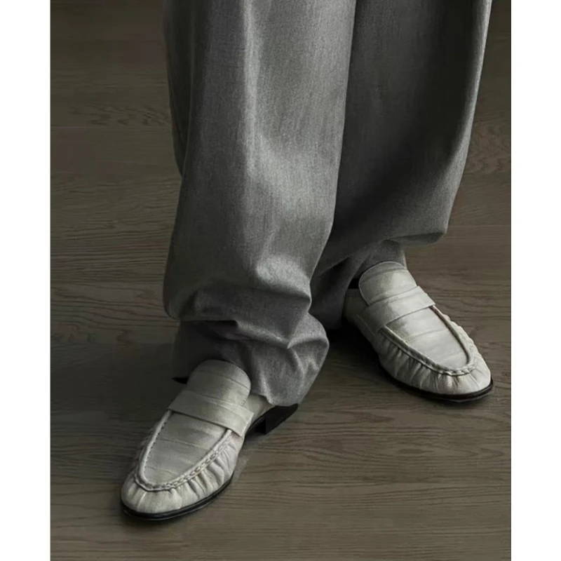 25-летнее новое седло из мягкой кожи с угрей и четырехсезонными лоферами.
25-летнее новое седло из мягкой кожи с угрей и четырехсезонными лоферами.