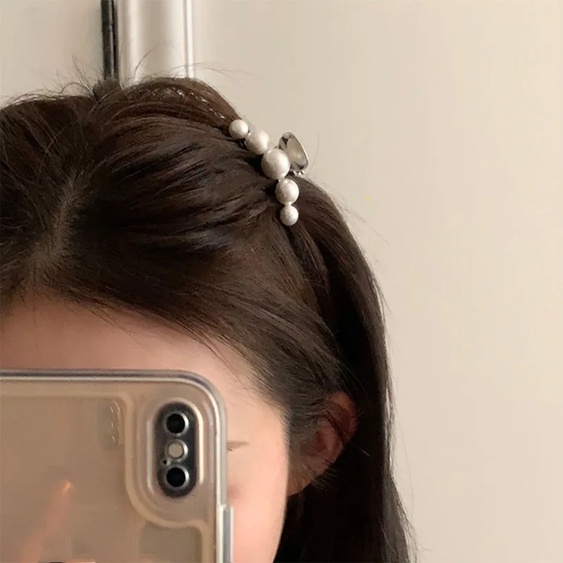 Versatile French Style Pearl Hair Claw Clip 4.5Cm Small Size for Half Up Princess Hair and Flyaway Everyday Use
Versatile French Style Pearl Hair Claw Clip 4.5Cm Small Size for Half Up Princess Hair and Flyaway Everyday Use