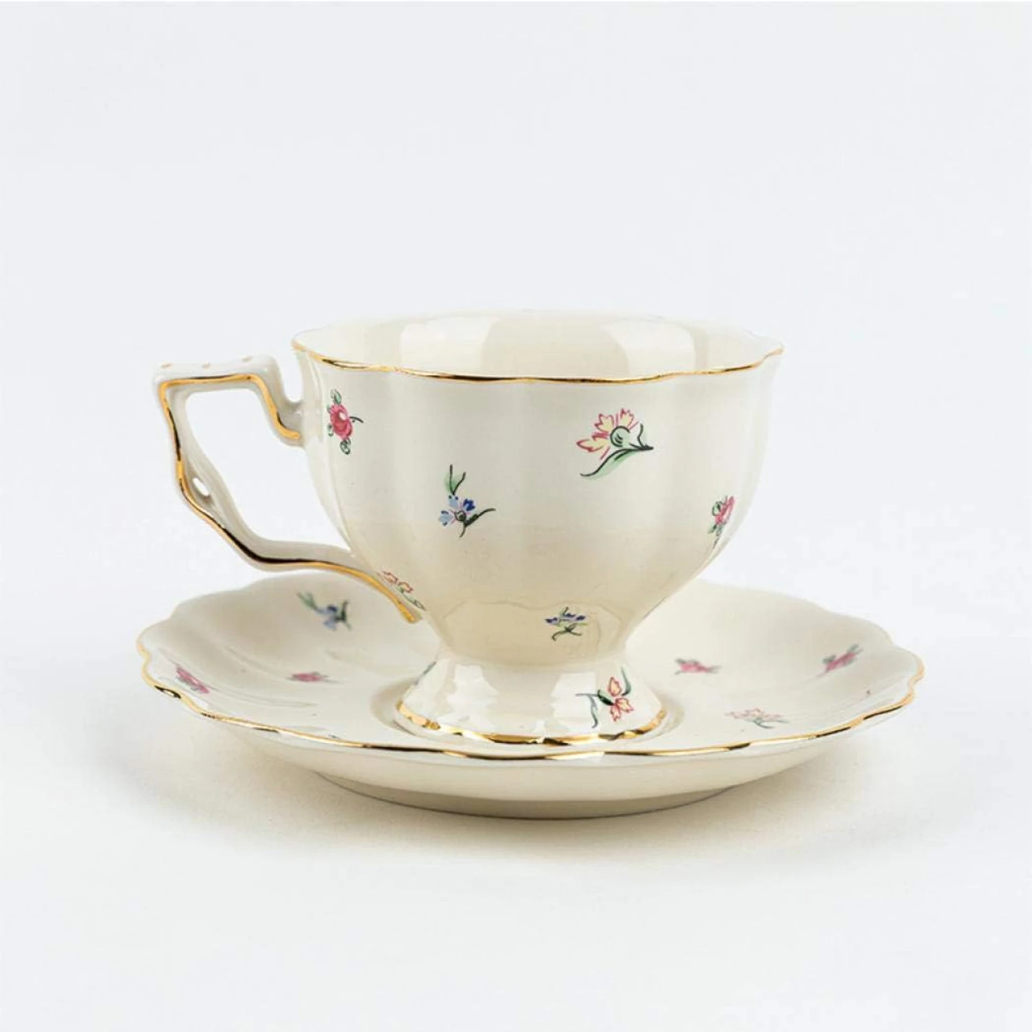 Vintage Porcelain Tea Cup Set with Gold Trim - Strawberry Pattern - Elegant British Tea Cups - Includes Teaspoon - Great for Aft
Vintage Porcelain Tea Cup Set with Gold Trim - Strawberry Pattern - Elegant British Tea Cups - Includes Teaspoon - Great for Aft