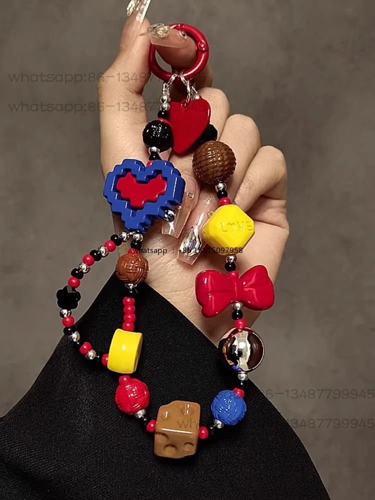 Creative portable chain wrist short lanyard with clip mobile phone case keychain bag pendant.
Creative portable chain wrist short lanyard with clip mobile phone case keychain bag pendant.