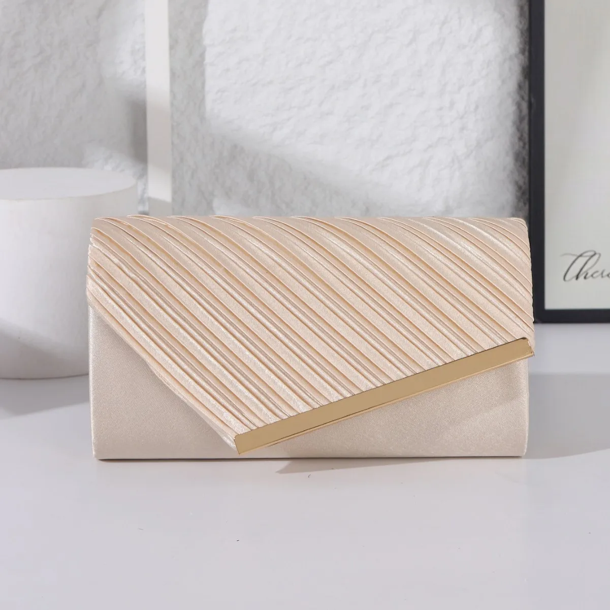 Women Evening Clutch Bags Elegant Luxury Beige Pleated Envelope Clutches Wedding Purse Party Handbag Ladies Chain Shoulder Bags
Women Evening Clutch Bags Elegant Luxury Beige Pleated Envelope Clutches Wedding Purse Party Handbag Ladies Chain Shoulder Bags