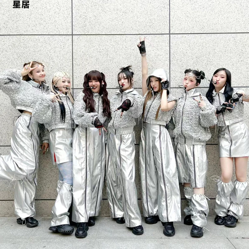 Новые корейские джазовые танцевальные костюмы Kpop, женская одежда для групповых выступлений, короткие пальто в стиле хип-хоп, прямые брюки, праздничные наряды
Новые корейские джазовые танцевальные костюмы Kpop, женская одежда для групповых выступлений, короткие пальто в стиле хип-хоп, прямые брюки, праздничные наряды