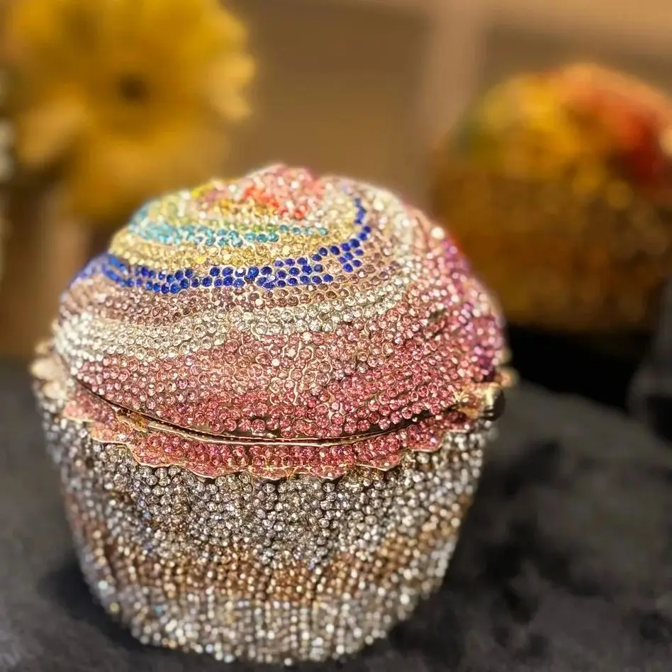 Потерянный винтажный розовый кошелек для кексов Minaudiere, блестящий клатч с бисером и драгоценными камнями, свадебный кошелек с застежкой-застежкой и двумя ремнями
Потерянный винтажный розовый кошелек для кексов Minaudiere, блестящий клатч с бисером и драгоценными камнями, свадебный кошелек с застежкой-застежкой и двумя ремнями