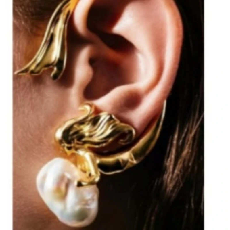 Europe America Gold Plated Brass Mermaid Baroque Pearl Earrings Women Designer Jewelry Accessories
Europe America Gold Plated Brass Mermaid Baroque Pearl Earrings Women Designer Jewelry Accessories