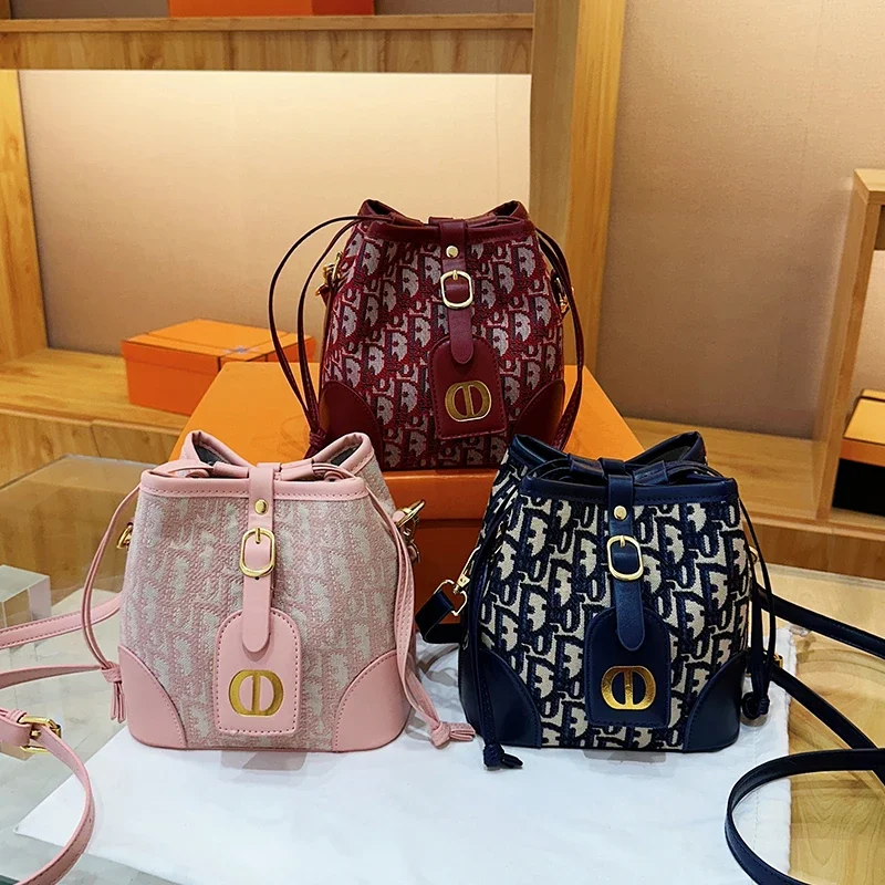 Popular Leather Tote Bags for Women, Elegant Handbag with Crossbody Strap By Luxury Brand Famous Designer Classic
Popular Leather Tote Bags for Women, Elegant Handbag with Crossbody Strap By Luxury Brand Famous Designer Classic