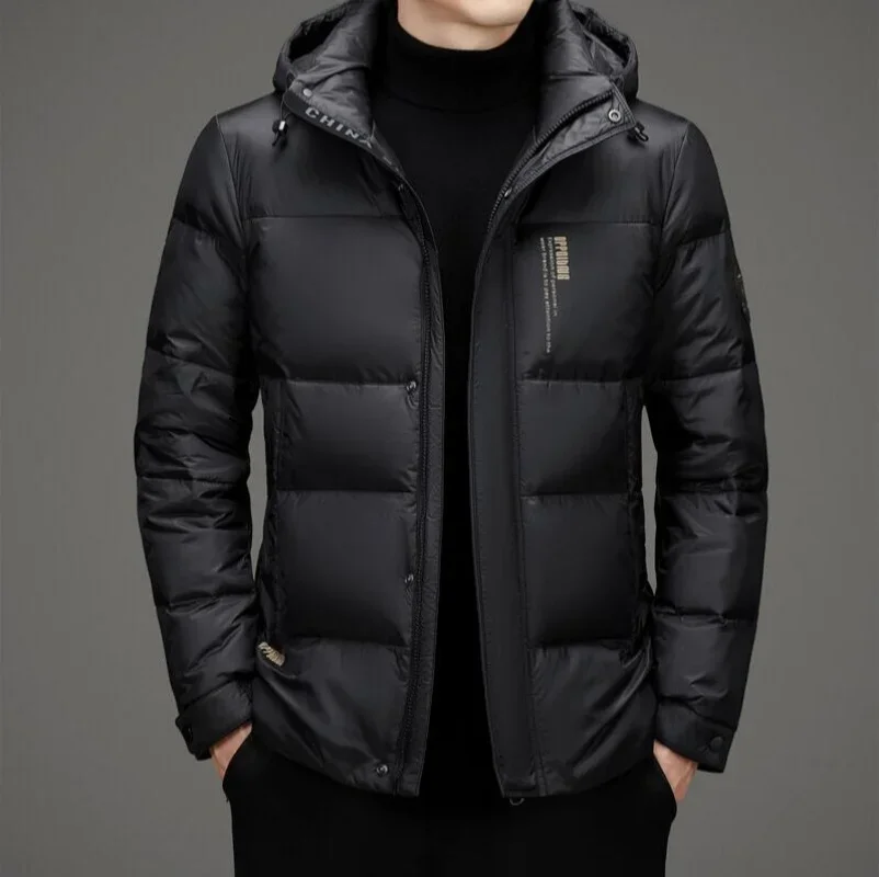 Высококачественные мужские куртки на белом утином пуху с капюшоном, новые зимние повседневные теплые пуховики, верхняя одежда, ветрозащитные стеганые топы, одежда
Высококачественные мужские куртки на белом утином пуху с капюшоном, новые зимние повседневные теплые пуховики, верхняя одежда, ветрозащитные стеганые топы, одежда