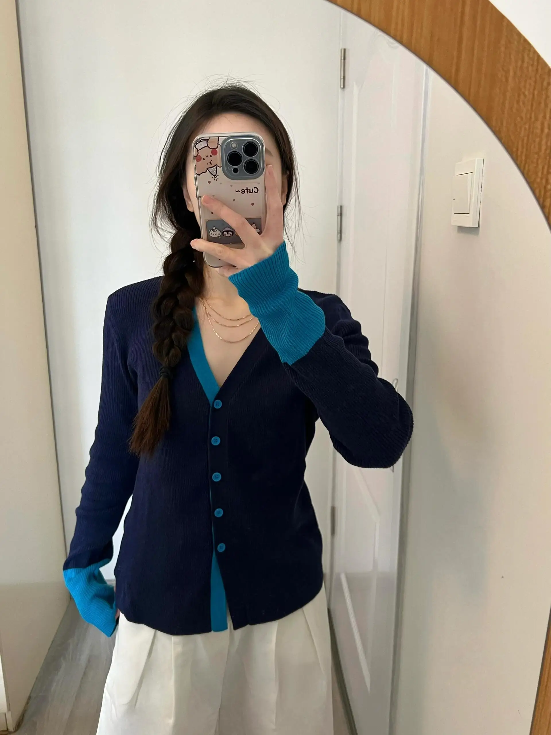 Korean Style V-Neck Long Sleeve Knitted Sweater Women's Slim Fit Single Button Autumn Inner Wear Fake Two-Piece Top
Korean Style V-Neck Long Sleeve Knitted Sweater Women's Slim Fit Single Button Autumn Inner Wear Fake Two-Piece Top