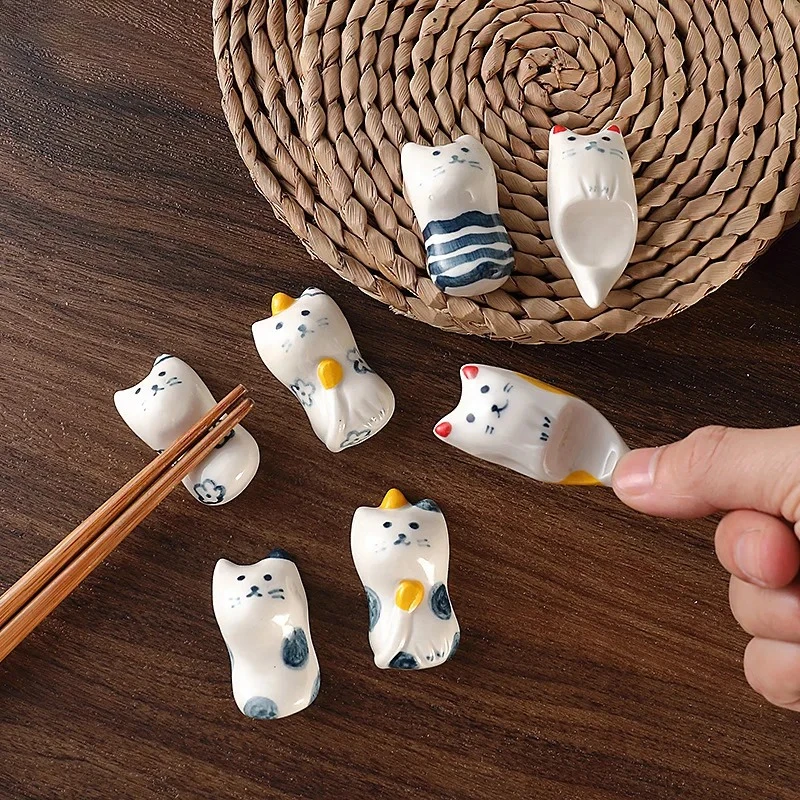 Керамический держатель для палочек для еды с мультяшным котом, держатель для палочек для еды, держатель для ложки, обеденный стол, палочки для еды, подушка, посуда для ресторана
Керамический держатель для палочек для еды с мультяшным котом, держатель для палочек для еды, держатель для ложки, обеденный стол, палочки для еды, подушка, посуда для ресторана