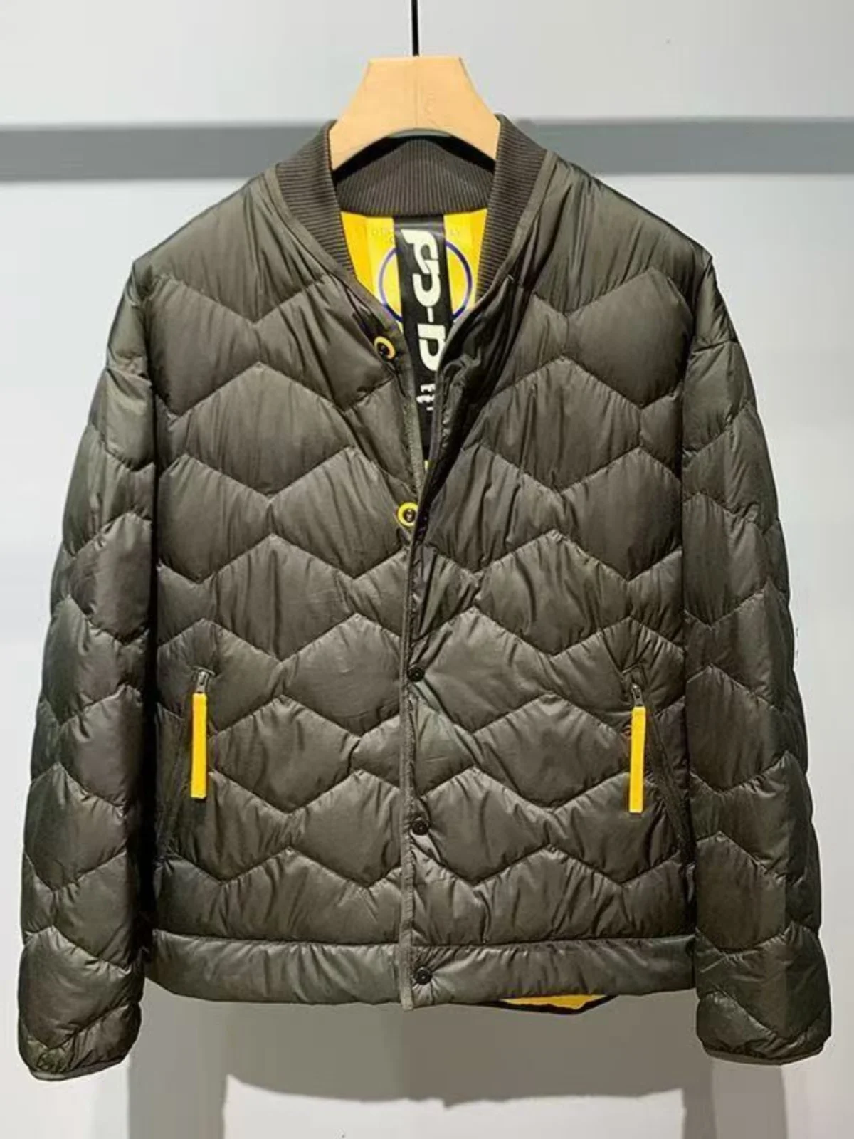 Новая мужская хлопковая куртка с ромбовидным узором и бейсбольным воротником, повседневная, универсальная, свободного кроя, в корейском стиле, комфортная, Зима 2024
Новая мужская хлопковая куртка с ромбовидным узором и бейсбольным воротником, повседневная, универсальная, свободного кроя, в корейском стиле, комфортная, Зима 2024