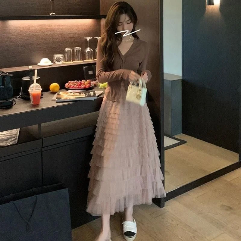 Slim Fit Long Sleeve V-Neck T-Shirt And A-Line Skirt Two-Piece Set Autumn Winter New Style Mesh Cake Skirt High Waist Po...
Slim Fit Long Sleeve V-Neck T-Shirt And A-Line Skirt Two-Piece Set Autumn Winter New Style Mesh Cake Skirt High Waist Po...