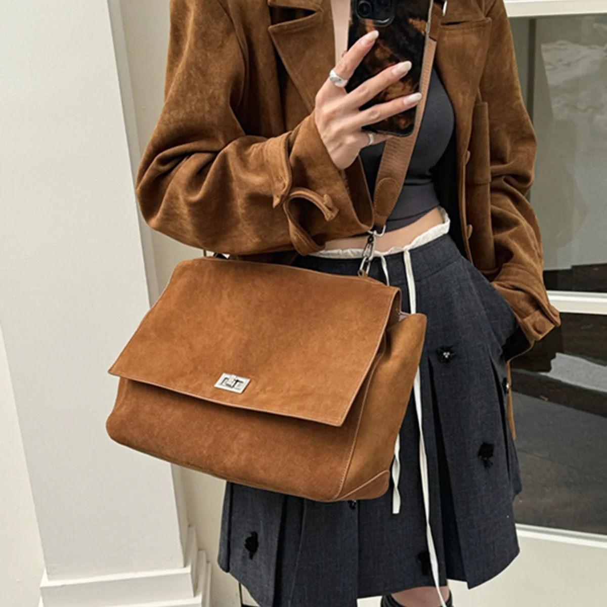 Maxdutti Скандинавская минималистичная сумка-тоут из матовой воловьей кожи, большая вместительная сумка через плечо с пряжкой, сумка 33*11,5*25
Maxdutti Скандинавская минималистичная сумка-тоут из матовой воловьей кожи, большая вместительная сумка через плечо с пряжкой, сумка 33*11,5*25