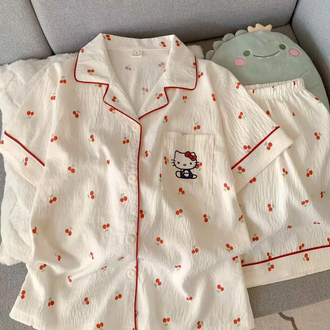 Summer small lapel short-sleeved shorts Hello Kitty cartoon cute casual loungewear two-piece set 
Summer small lapel short-sleeved shorts Hello Kitty cartoon cute casual loungewear two-piece set