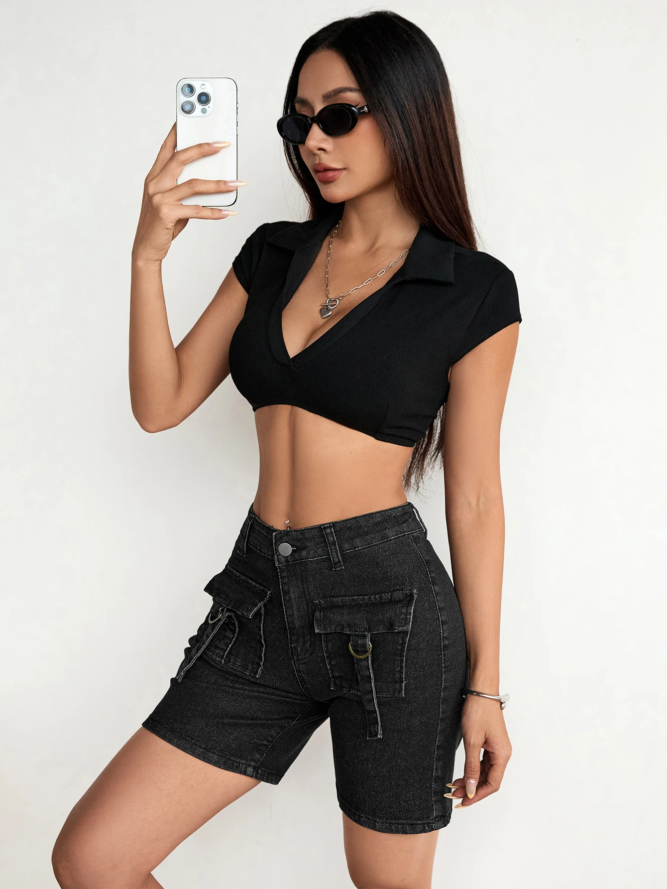 Women's Summer Tooling Denim Shorts Elastic Waist Casual Practical Double Pockets Cut out
Women's Summer Tooling Denim Shorts Elastic Waist Casual Practical Double Pockets Cut out