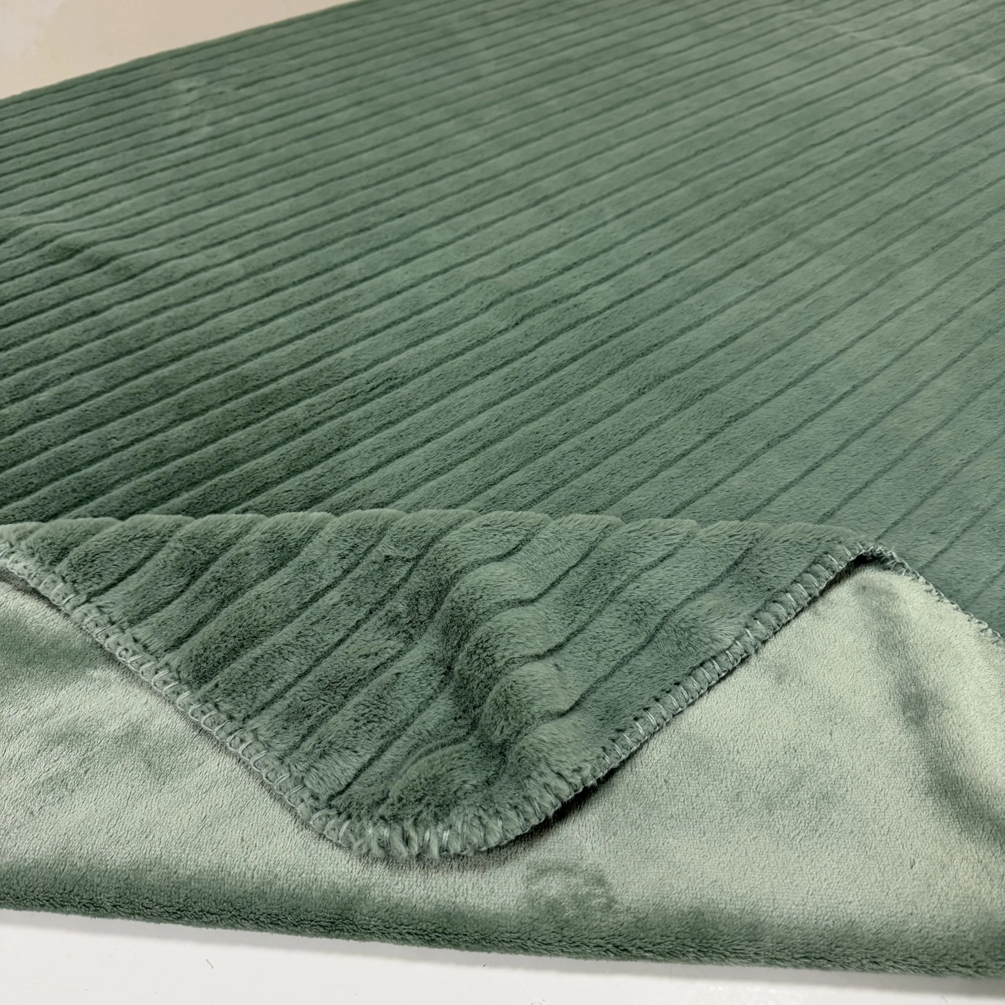 Двухслойное однотонное 3D-плетеное одеяло из молочного бархата с цветочным узором и имитацией кроличьего меха, теплое и уютное вязаное одеяло для офиса, дивана, сна, для осени
Двухслойное однотонное 3D-плетеное одеяло из молочного бархата с цветочным узором и имитацией кроличьего меха, теплое и уютное вязаное одеяло для офиса, дивана, сна, для осени