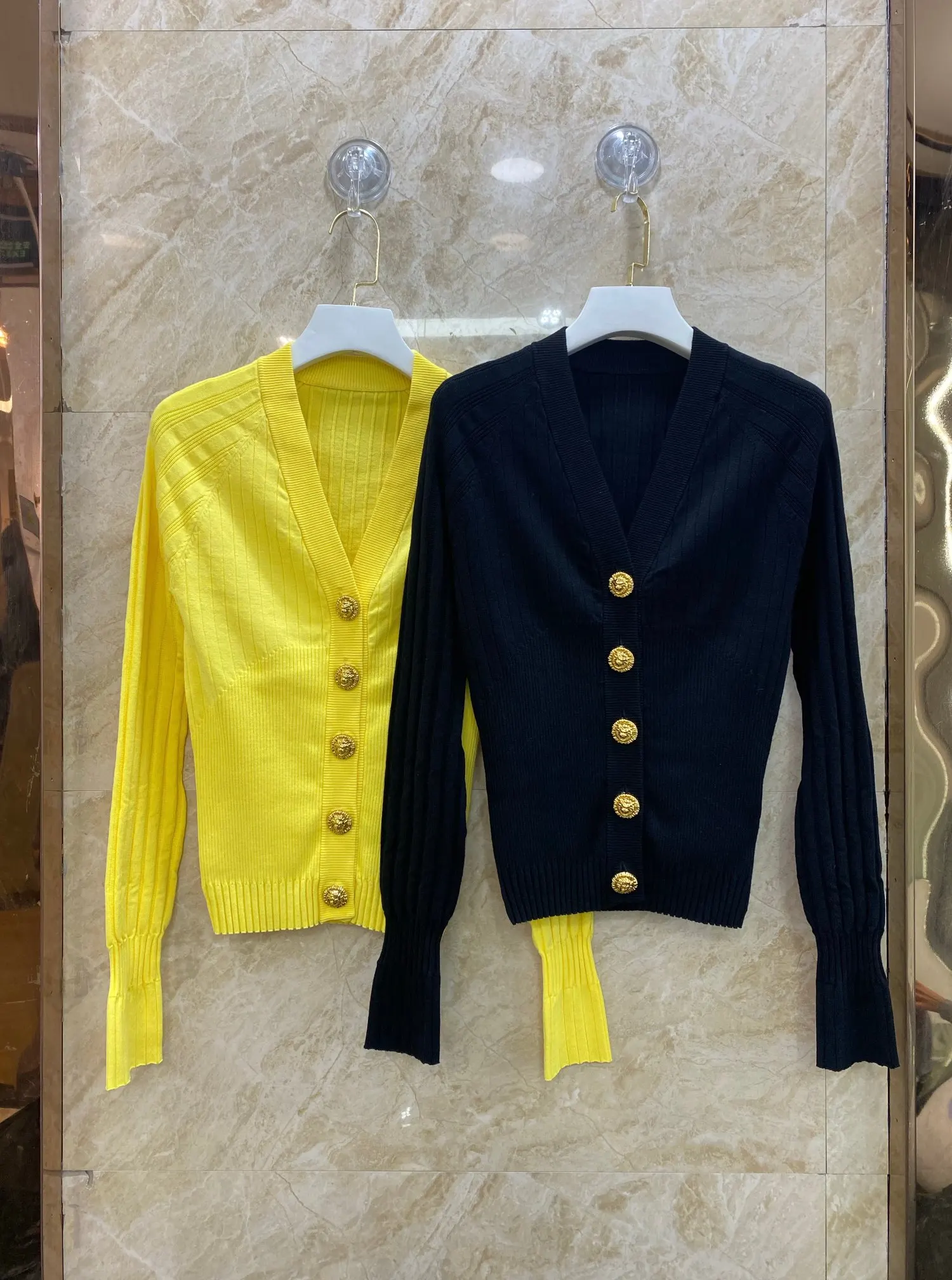 High Quali V-Ne Knitted Open Cardigan Women's Slim Fit Faionable Gold Button Sweater Jaet Commute Sle Long Sve
High Quali V-Ne Knitted Open Cardigan Women's Slim Fit Faionable Gold Button Sweater Jaet Commute Sle Long Sve