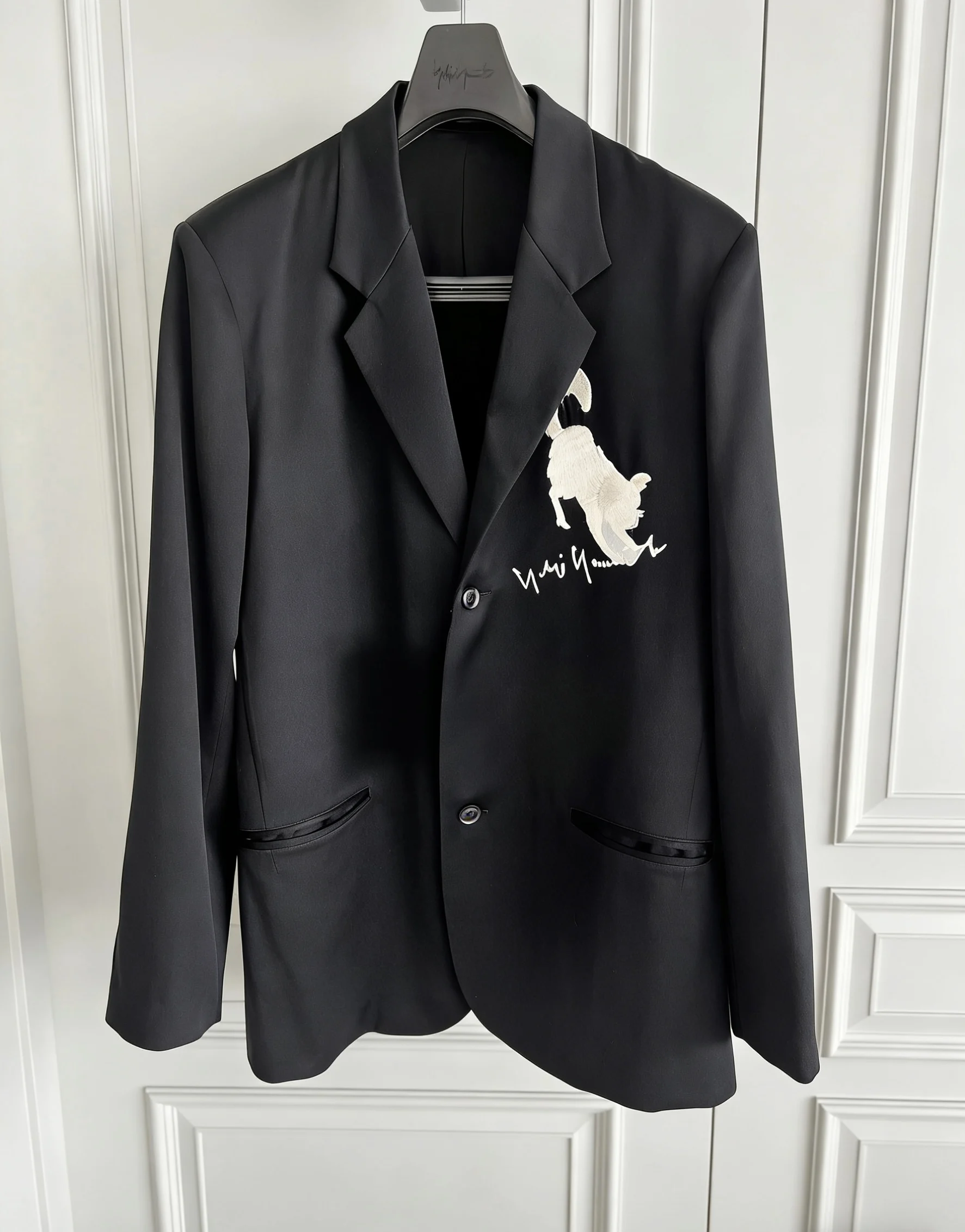 TOP-YAMAMOTO's original design and embroidery suit features embroidery on the chest
TOP-YAMAMOTO's original design and embroidery suit features embroidery on the chest