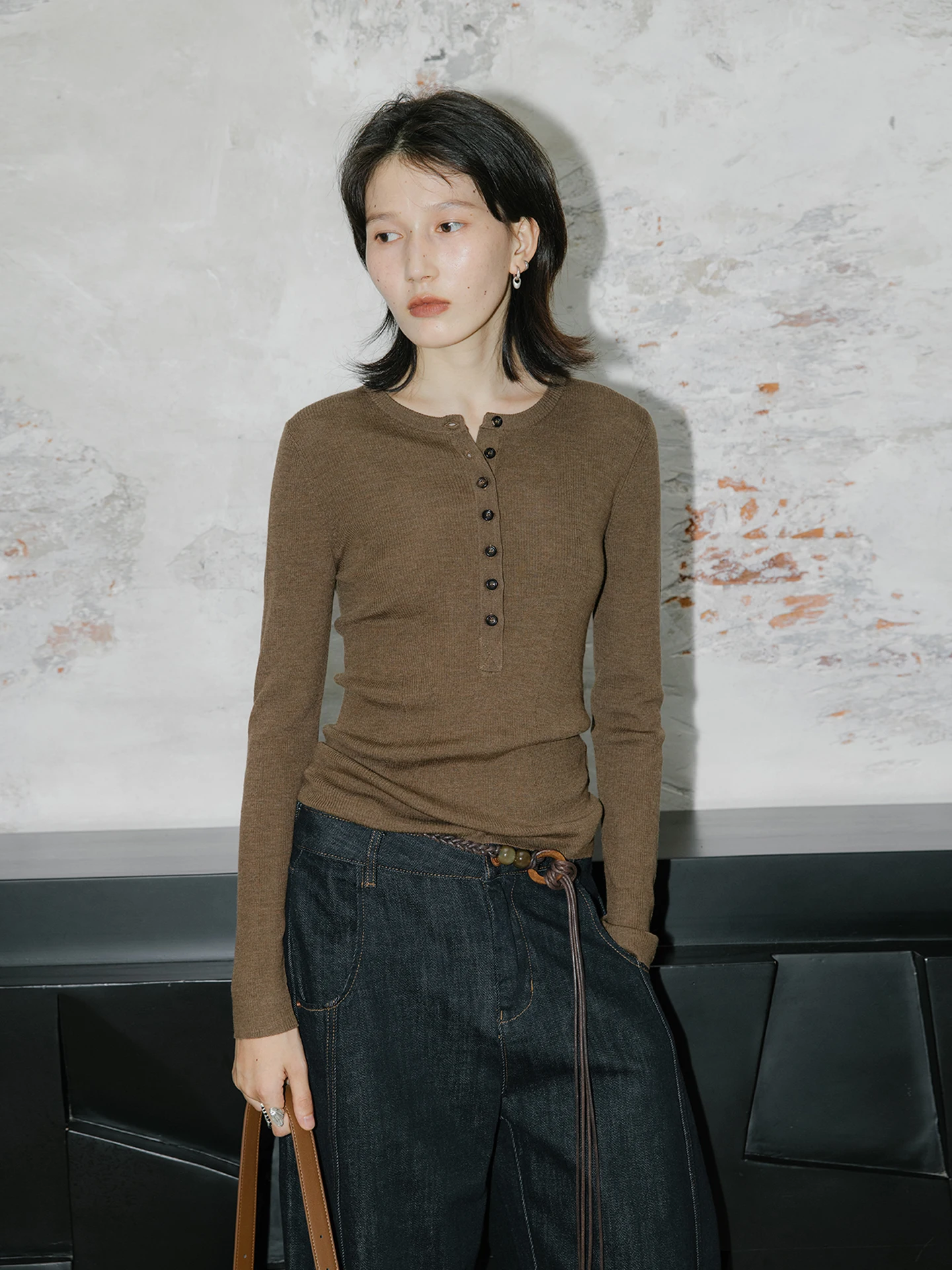 Простой шерстяной вязаный свитер с длинными рукавами на пуговицах, облегающий, с круглым вырезом, осенне-зимний, модный, женский трикотаж
Простой шерстяной вязаный свитер с длинными рукавами на пуговицах, облегающий, с круглым вырезом, осенне-зимний, модный, женский трикотаж