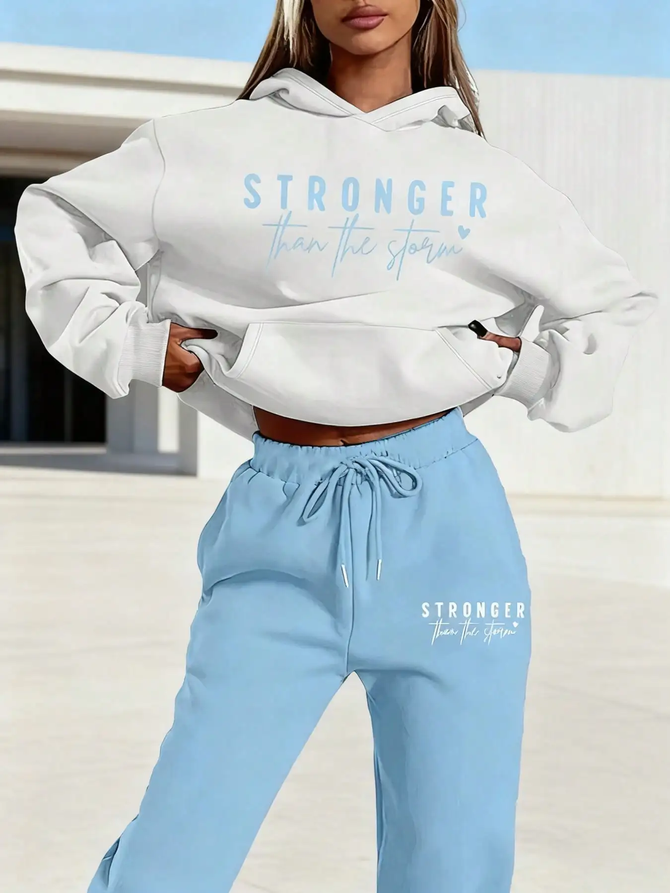 Женский комплект из укороченного худи и джоггеров «Сильнее бурьи», повседневный костюм из двух предметов с буквенным принтом, весна-осень
Женский комплект из укороченного худи и джоггеров «Сильнее бурьи», повседневный костюм из двух предметов с буквенным принтом, весна-осень