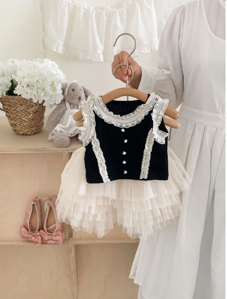 Girls Set 2025 Summer New Childrens Wear Korean Style Baby Girl Lace Halters Vest White Pleated Skirt Pants Two-piece Set
Girls Set 2025 Summer New Childrens Wear Korean Style Baby Girl Lace Halters Vest White Pleated Skirt Pants Two-piece Set