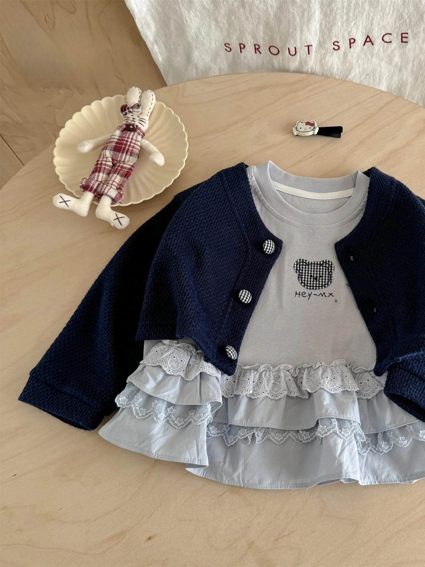 Милый лоскутный свитер с рюшами для девочек, пальто, комплект из двух предметов, корейская одежда для малышей, хлопковая длинная свеч, круглый Ne
Милый лоскутный свитер с рюшами для девочек, пальто, комплект из двух предметов, корейская одежда для малышей, хлопковая длинная свеч, круглый Ne