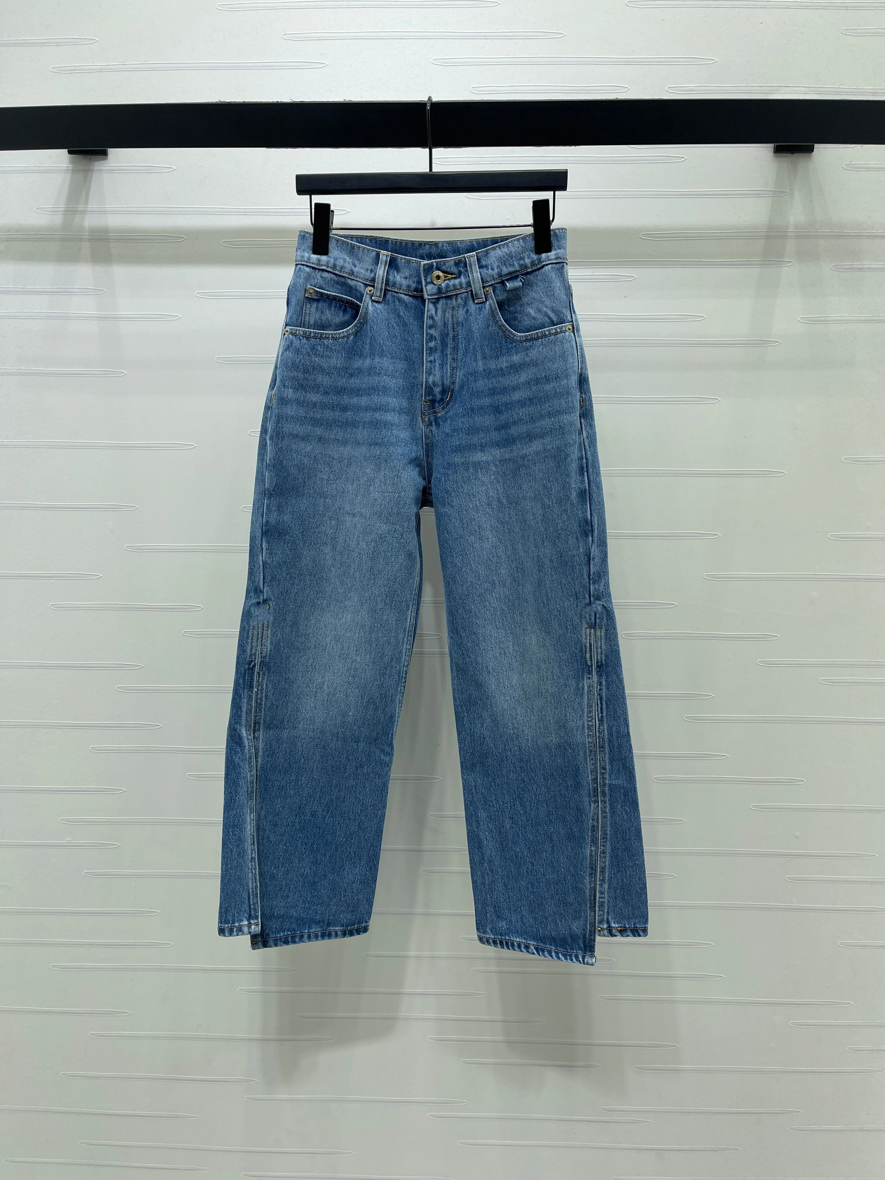 2026 Spring/Summer New! High-waisted Embroidered Jeans! Twill cotton jeans, with slits on the sides and embroidered for a loose
2026 Spring/Summer New! High-waisted Embroidered Jeans! Twill cotton jeans, with slits on the sides and embroidered for a loose