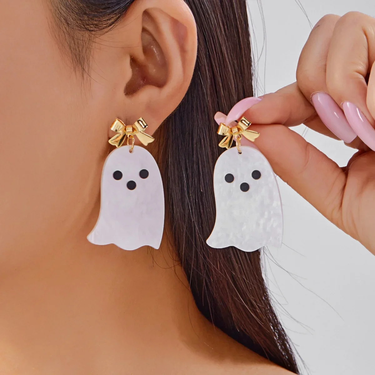 1Pair Kawaii Halloween Acrylic Ghost Dangle Earrings for Women, Trendy Gold Bowknot Cute Drop Earrings, Spooky Ghost Design Statement Jewelry, Ideal for Halloween Party Accessories & Gifts
1Pair Kawaii Halloween Acrylic Ghost Dangle Earrings for Women, Trendy Gold Bowknot Cute Drop Earrings, Spooky Ghost Design Statement Jewelry, Ideal for Halloween Party Accessories & Gifts