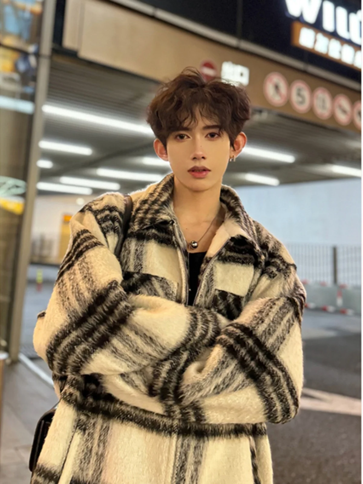 Мужская шерстяная куртка в клетку Bla White, весенне-осенняя, в корейском стиле, ретро-американский пиджак, свободный крой, молодежный тренд
Мужская шерстяная куртка в клетку Bla White, весенне-осенняя, в корейском стиле, ретро-американский пиджак, свободный крой, молодежный тренд