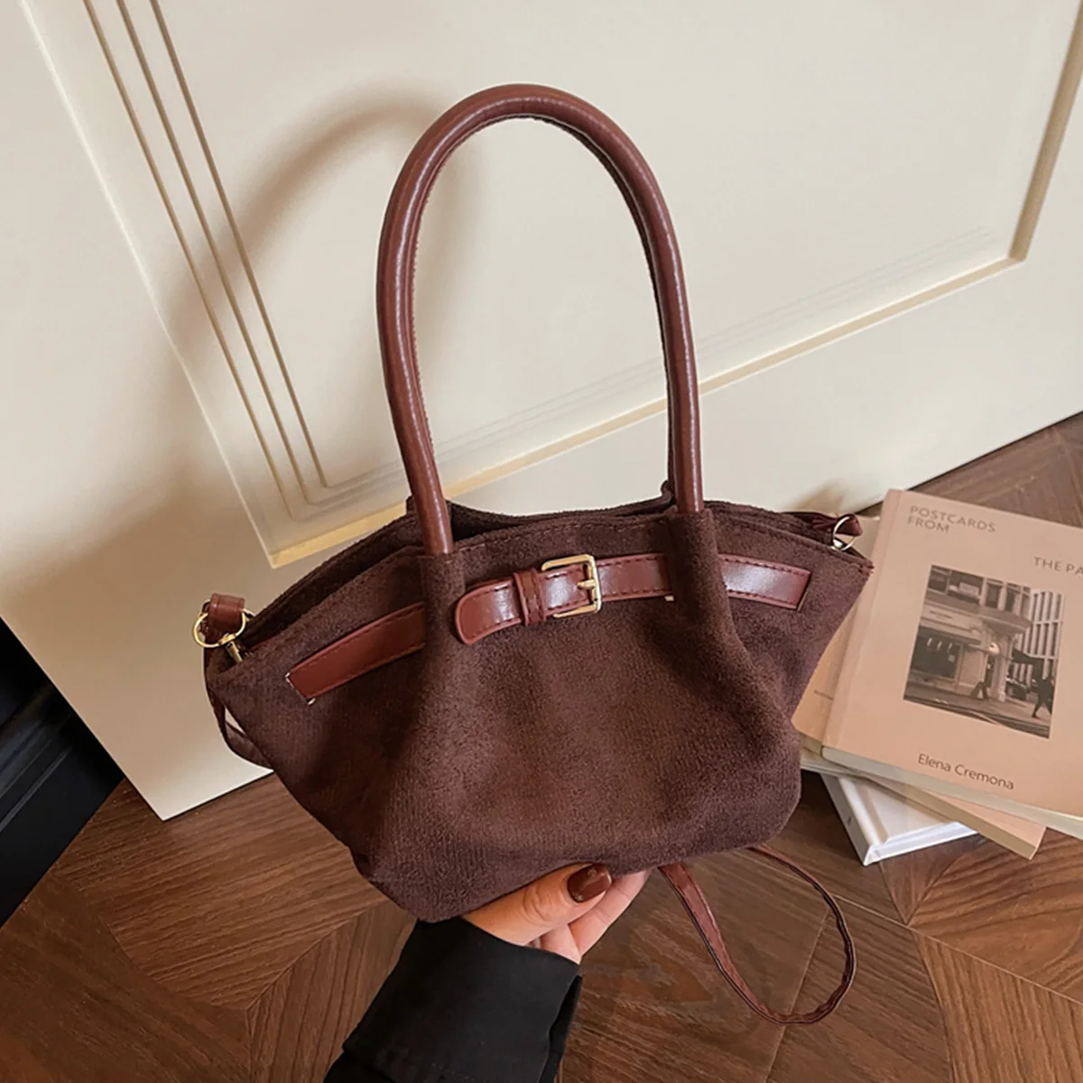 Vintage Suede Crossbody Bag Belt Buckle Detail Lightweight Large Capacity PU Magnetic Snap Water Resistant Handbag for Commute
Vintage Suede Crossbody Bag Belt Buckle Detail Lightweight Large Capacity PU Magnetic Snap Water Resistant Handbag for Commute