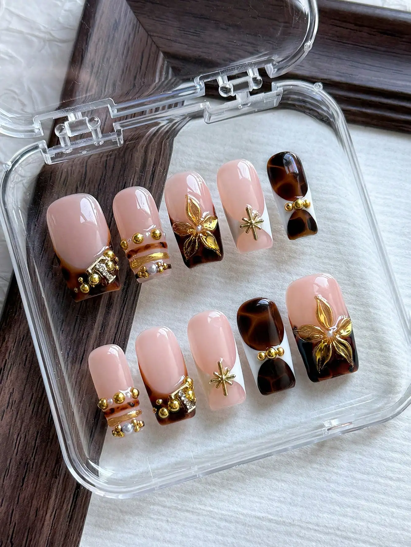 10pcs Square Handmade Press-On Nails, Bracelet-Style Fingertips, Brown Tortoise Shell Pattern, White French Manicure, 3D Gold Powder Floral Engraving Decorated Fake Nails. Suitable For Girls And Ladies Daily Wear, Proms, And School Nail Art.
10pcs Square Handmade Press-On Nails, Bracelet-Style Fingertips, Brown Tortoise Shell Pattern, White French Manicure, 3D Gold Powder Floral Engraving Decorated Fake Nails. Suitable For Girls And Ladies Daily Wear, Proms, And School Nail Art.