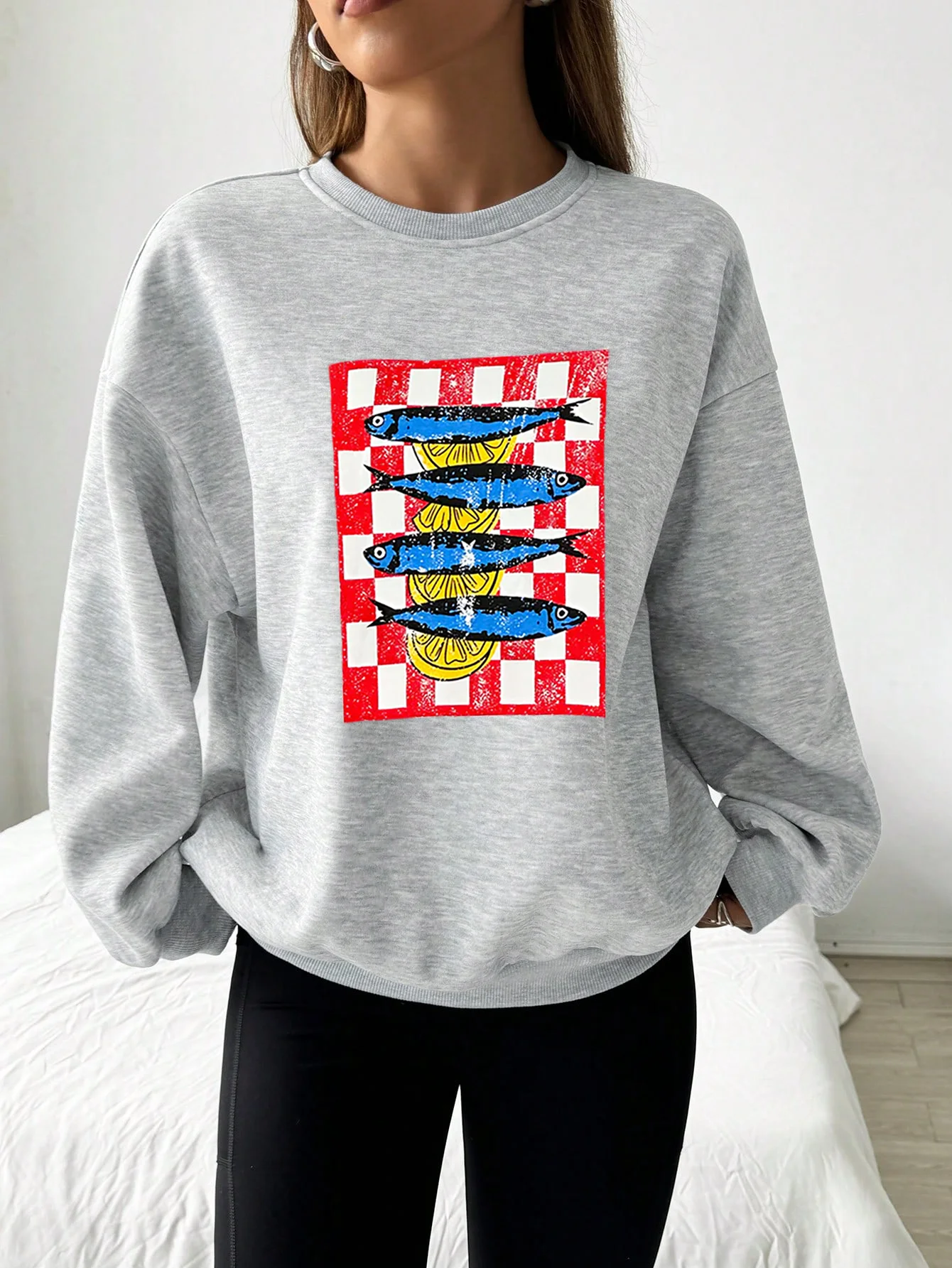 Crewneck long sleeve sweatshirt printed with fashionable sardine pattern, casual and comfortable women's crewneck hoodie
Crewneck long sleeve sweatshirt printed with fashionable sardine pattern, casual and comfortable women's crewneck hoodie