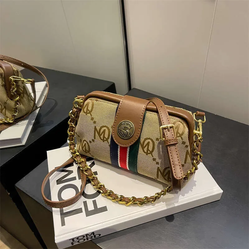 Fashion Shoulder Bags for Women Letter Printed Fashion Chain Handheld Retro Shoulder Crossbody Bags Small Square Bag
Fashion Shoulder Bags for Women Letter Printed Fashion Chain Handheld Retro Shoulder Crossbody Bags Small Square Bag