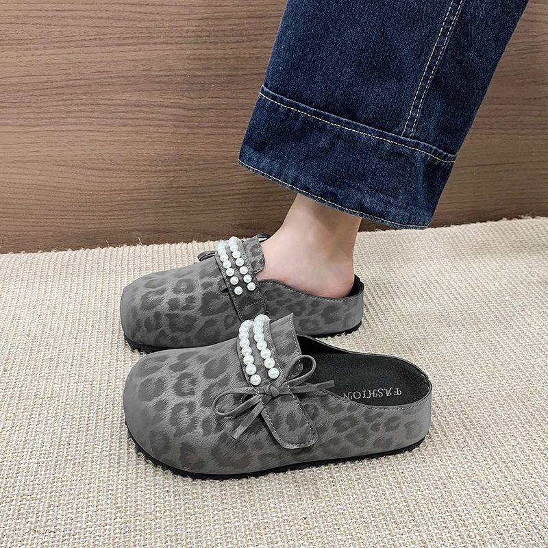 Women's Pearl Embellished Slip-On Sandals Thick Heel Style Outdoor Wear Summer Slippers Half Slipper Casual Flats
Women's Pearl Embellished Slip-On Sandals Thick Heel Style Outdoor Wear Summer Slippers Half Slipper Casual Flats