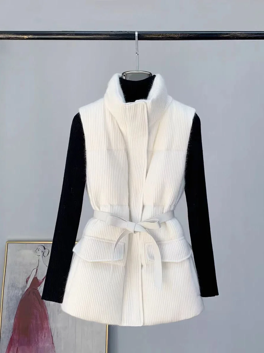 Elegant High-End White down Vest Women's Short Stand Collar Shoulder Pad Warm Outerwear Waist-Cinching Fashionable Style
Elegant High-End White down Vest Women's Short Stand Collar Shoulder Pad Warm Outerwear Waist-Cinching Fashionable Style