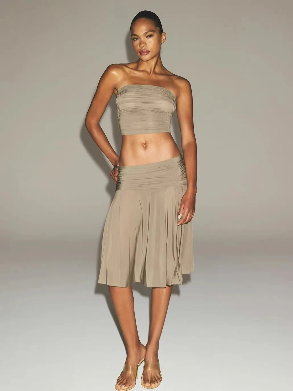 Плиссированная женская юбка с высокой талией American Sle Spicy Girl, пышная юбка, брюки, плиссированная юбка с эффектом похудения
Плиссированная женская юбка с высокой талией American Sle Spicy Girl, пышная юбка, брюки, плиссированная юбка с эффектом похудения