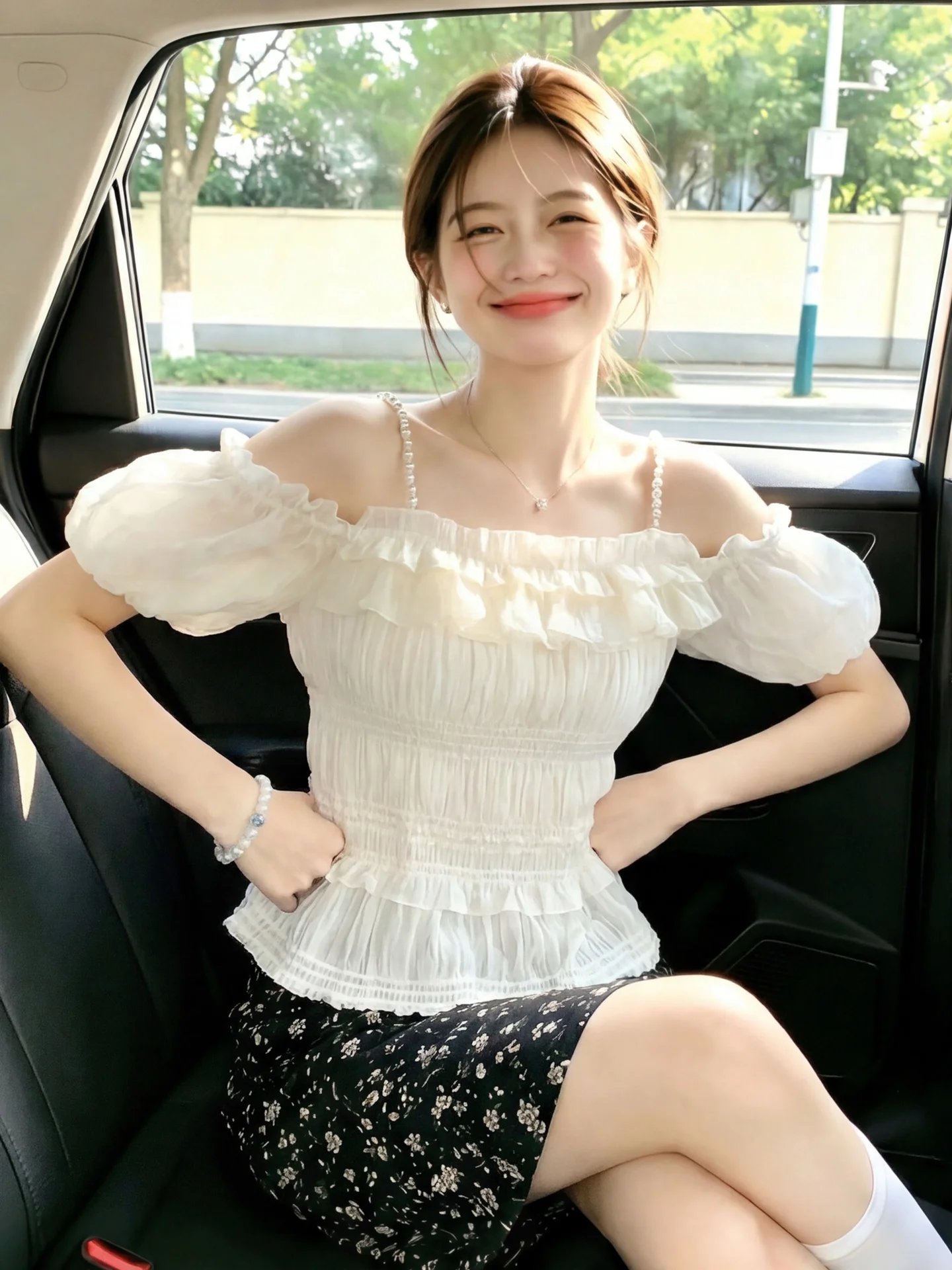 Elegant Pearl Detail Short Sleeve Chiffon Shirt Women's Fashion Summer New Style Slim Fit Pleated Top Elegant Chic Look
Elegant Pearl Detail Short Sleeve Chiffon Shirt Women's Fashion Summer New Style Slim Fit Pleated Top Elegant Chic Look