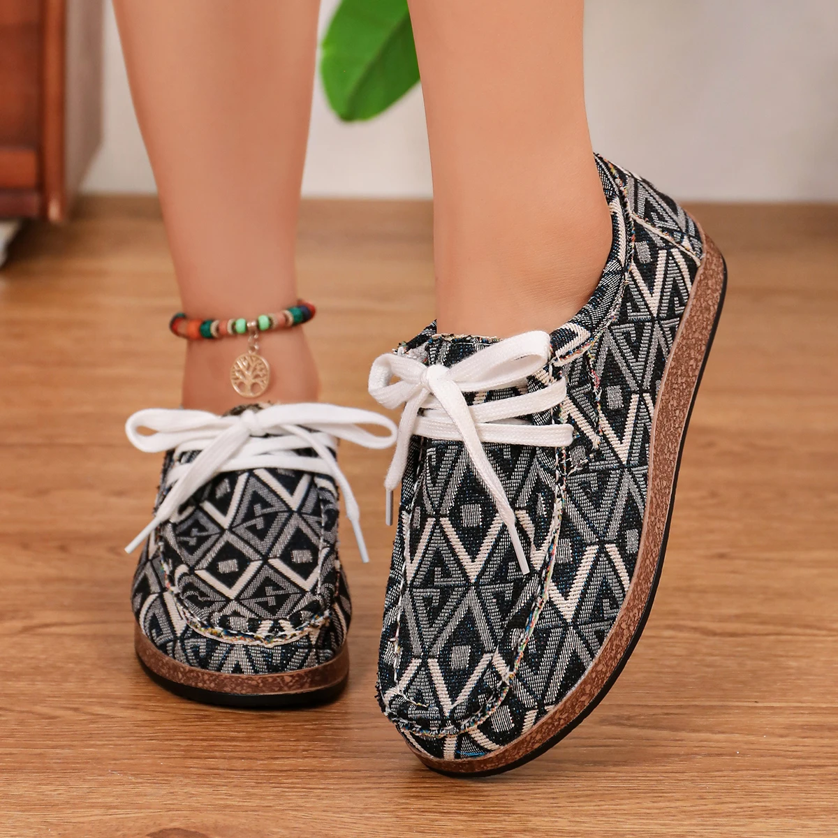 Women's Spring and Summer Fashion Printed Decoration Casual Sports Shoes 2026 New Large Size Soft Sole Comfortable Low-top Shoes
Women's Spring and Summer Fashion Printed Decoration Casual Sports Shoes 2026 New Large Size Soft Sole Comfortable Low-top Shoes