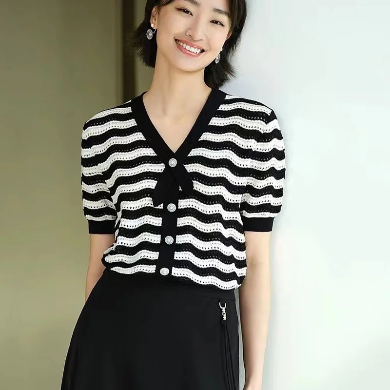 Office Lady Korean Fashion Knitted T-shirt Summer Short Sleeve Solid Striped Vintage Loose Tops V-neck Bow Pullovers
Office Lady Korean Fashion Knitted T-shirt Summer Short Sleeve Solid Striped Vintage Loose Tops V-neck Bow Pullovers
