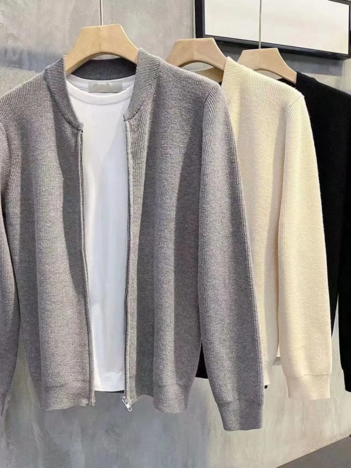 Мужской вязаный кардиган с воротником на молнии, весенне-осенний, приталенный, модный, в бейсбольном стиле, свитер с V-образным вырезом, с длинными рукавами, повседневная одежда
Мужской вязаный кардиган с воротником на молнии, весенне-осенний, приталенный, модный, в бейсбольном стиле, свитер с V-образным вырезом, с длинными рукавами, повседневная одежда