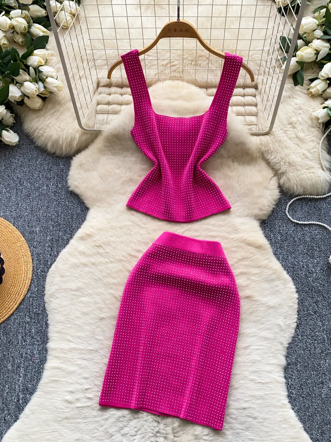 Women's Pink Knit Sleeveless Camisole & Midi Skirt Two-Piece Set Slim Vintage Fashion Elegant Luxury Skirt Suit for Women Summer
Women's Pink Knit Sleeveless Camisole & Midi Skirt Two-Piece Set Slim Vintage Fashion Elegant Luxury Skirt Suit for Women Summer