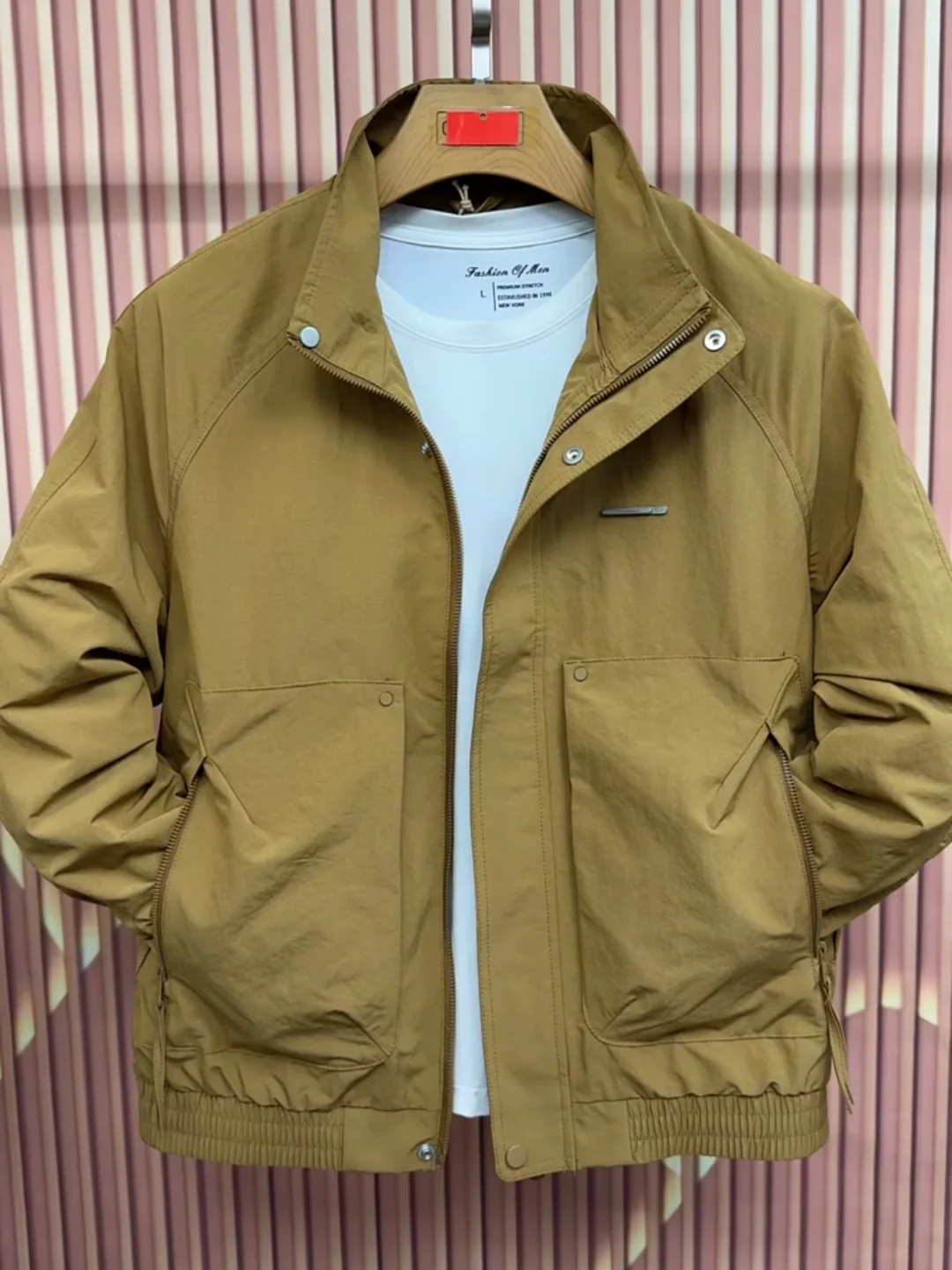 High Quality Casual Men's Stand Collar Jacket New Spring Autumn Fashionable Lightweight Luxury Standard Fit Outerwear Coat
High Quality Casual Men's Stand Collar Jacket New Spring Autumn Fashionable Lightweight Luxury Standard Fit Outerwear Coat