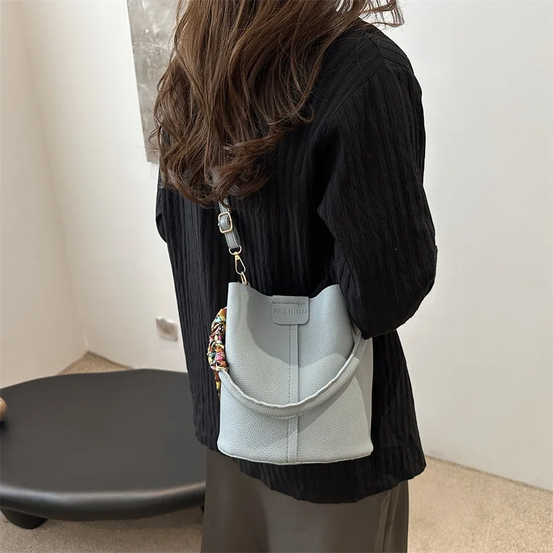 Fashionable 2024 New Single Shoulder Horizontal Bucket Multifunctional Women's Shoulder Bag
Fashionable 2024 New Single Shoulder Horizontal Bucket Multifunctional Women's Shoulder Bag
