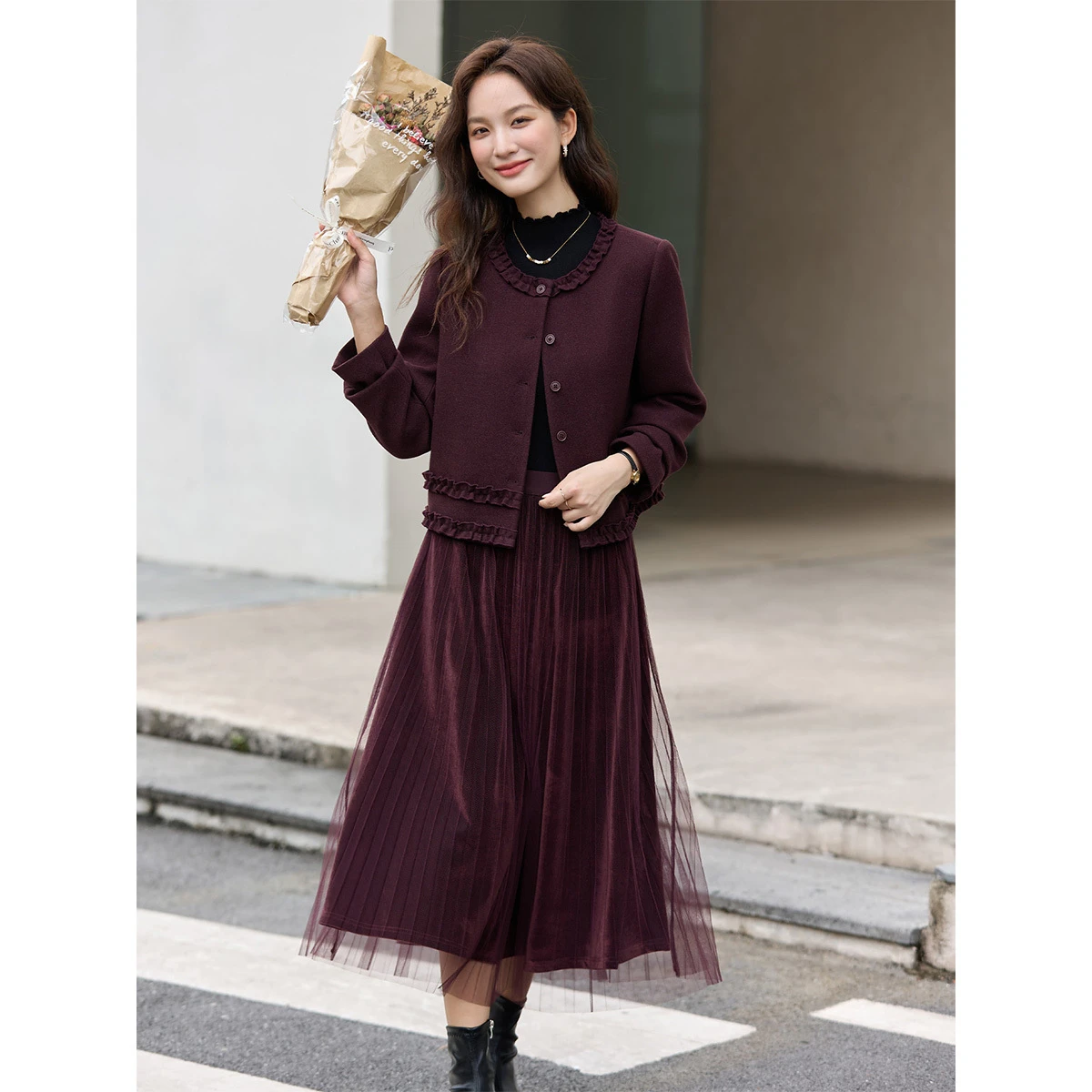 VIMLY Purple Elegant Women's Skirt Suit Set Winter 2025 Ruffle Round Collar Velvet Tops Midi Skirts Vintage Sets 2 Pieces A3138
VIMLY Purple Elegant Women's Skirt Suit Set Winter 2025 Ruffle Round Collar Velvet Tops Midi Skirts Vintage Sets 2 Pieces A3138
