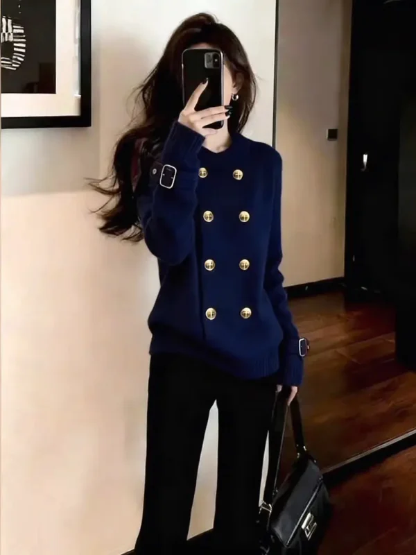 Ретро-кардиган свободного кроя из мягкого синего трикотажа с двойной застежкой на пуговицах для женщин: комфортный, теплый, модный
Ретро-кардиган свободного кроя из мягкого синего трикотажа с двойной застежкой на пуговицах для женщин: комфортный, теплый, модный