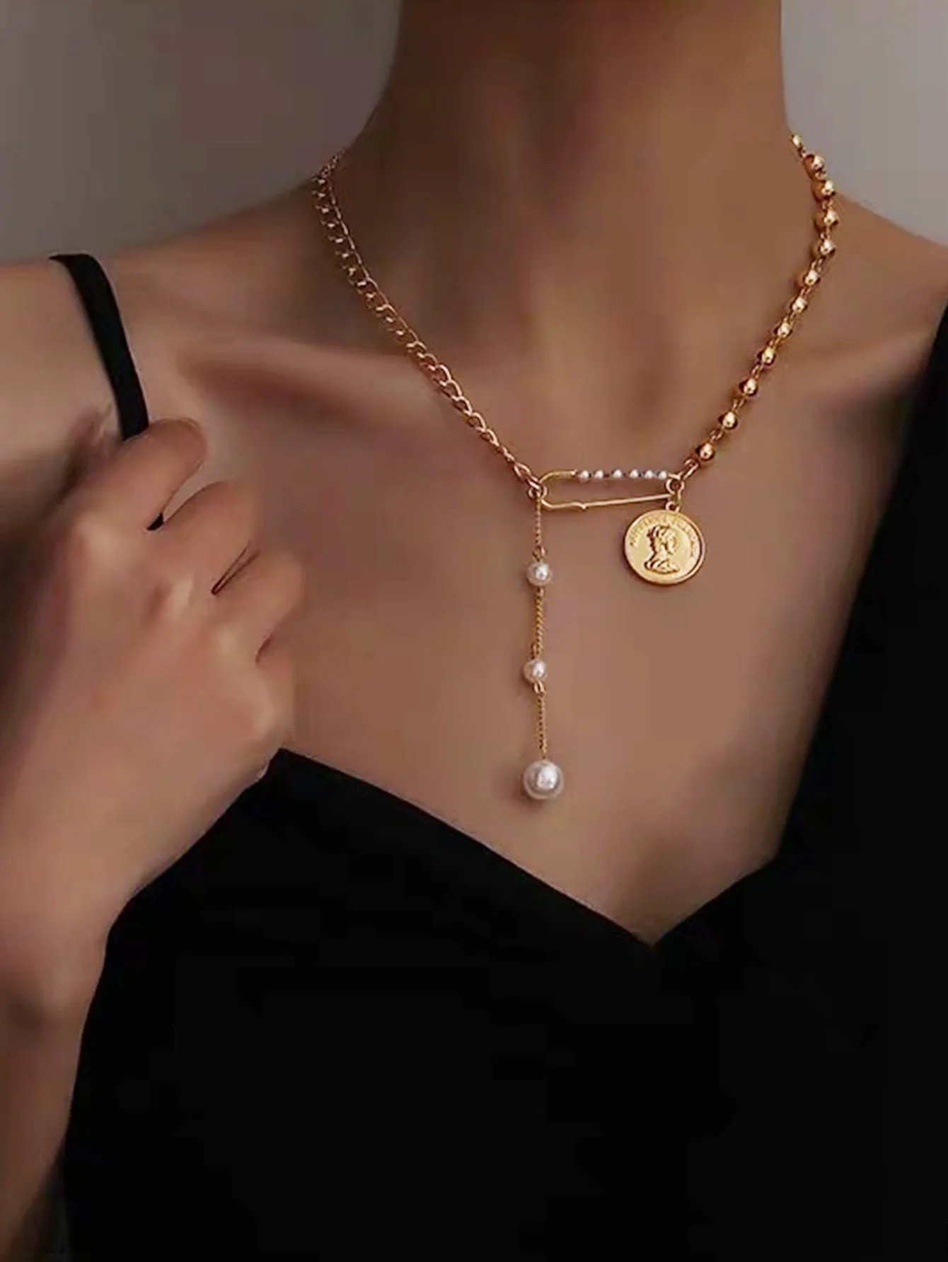 Vintage metal touching like a coin paper clip imitation pearl necklace French niche temperament high-grade collarbone collar lad
Vintage metal touching like a coin paper clip imitation pearl necklace French niche temperament high-grade collarbone collar lad