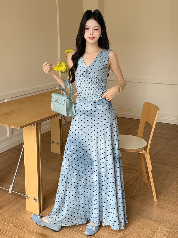 V-Neck Sleeveless Polka Dot Halter Top High Waist Slimming Two-Piece Set Summer Fashion Ensemble Women's Chic Midi Skirt
V-Neck Sleeveless Polka Dot Halter Top High Waist Slimming Two-Piece Set Summer Fashion Ensemble Women's Chic Midi Skirt