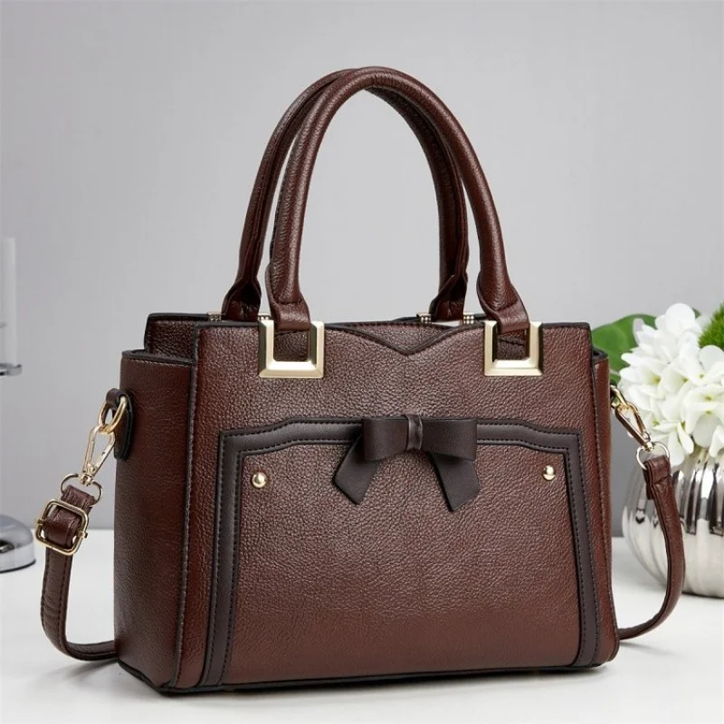 Женская большая сумка из кожи и холста с прочной комбинацией материала и элегантной стилью
Женская большая сумка из кожи и холста с прочной комбинацией материала и элегантной стилью